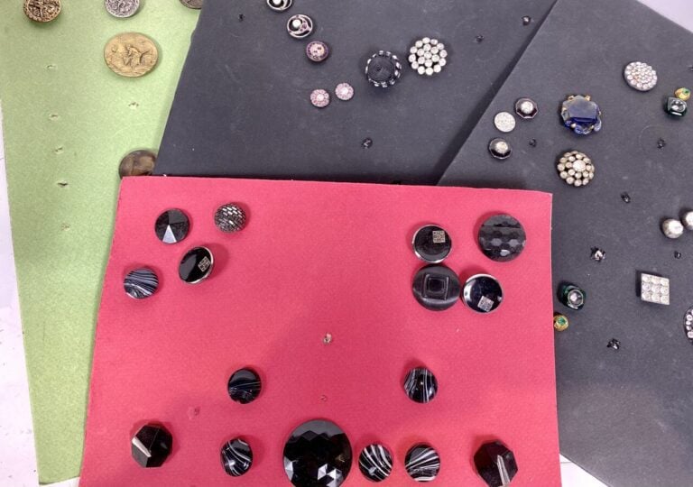Lot d'environ 30 plaquettes avec des boutons anciens