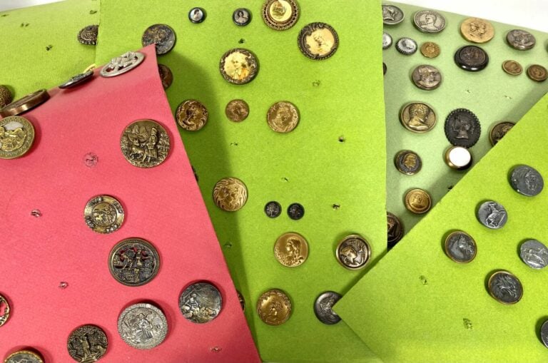 Lot d'environ 30 plaquettes avec des boutons anciens