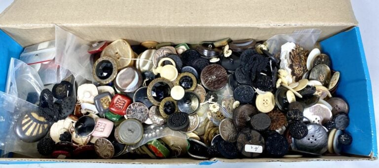 Lot de plaques de boutons anciens (dont cadre rond) et boîte bleue allongée.