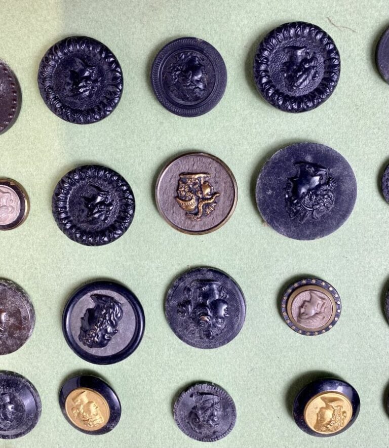Lot de plaques de boutons anciens (dont cadre rond) et boîte bleue allongée.
