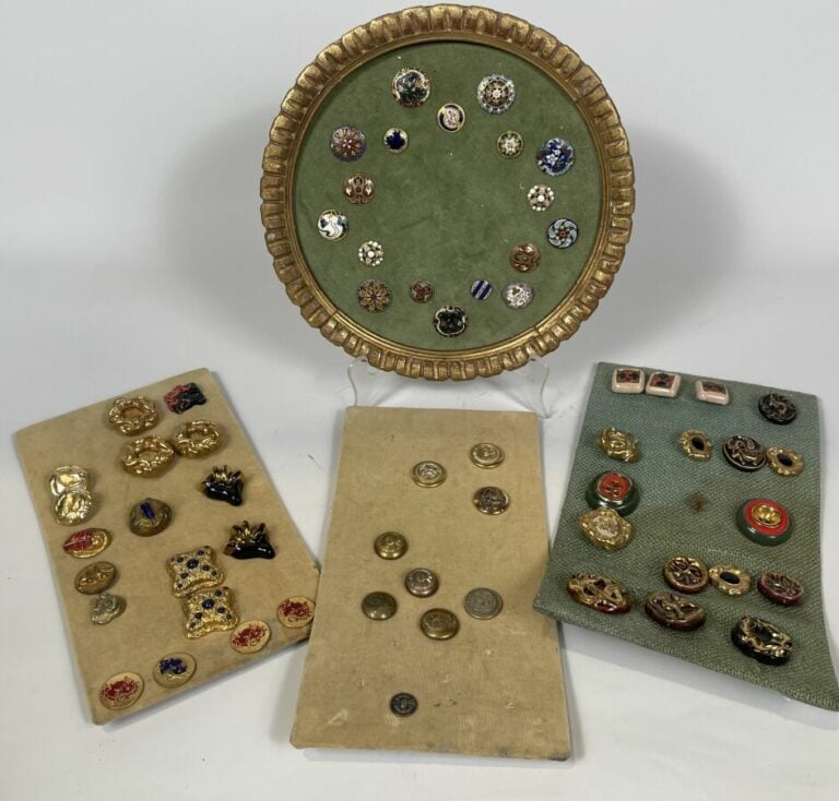 Lot de plaques de boutons anciens (dont cadre rond) et boîte bleue allongée.