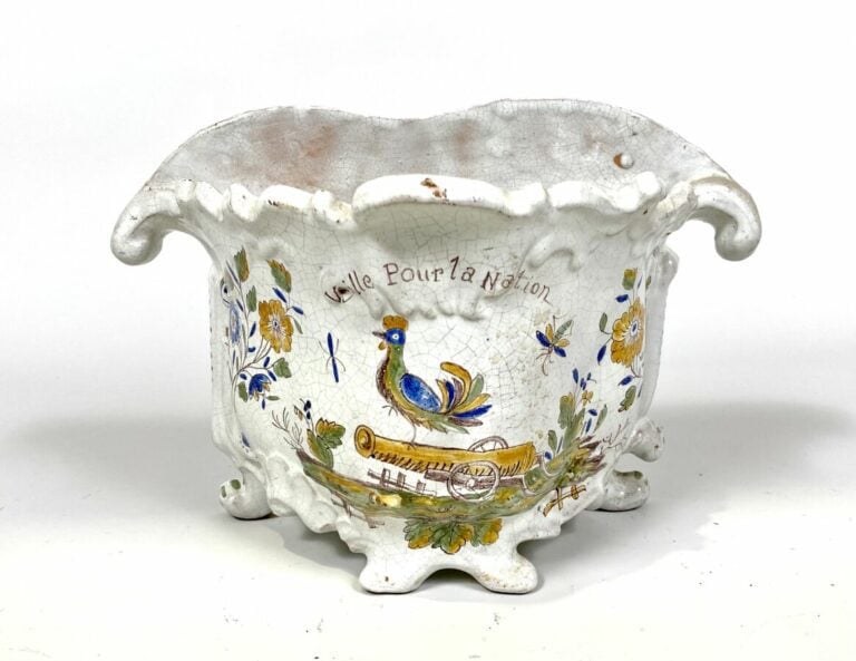 BOUQUETIERE en faïence à décor polychrome marquée "veille pour la Nation". - 16…