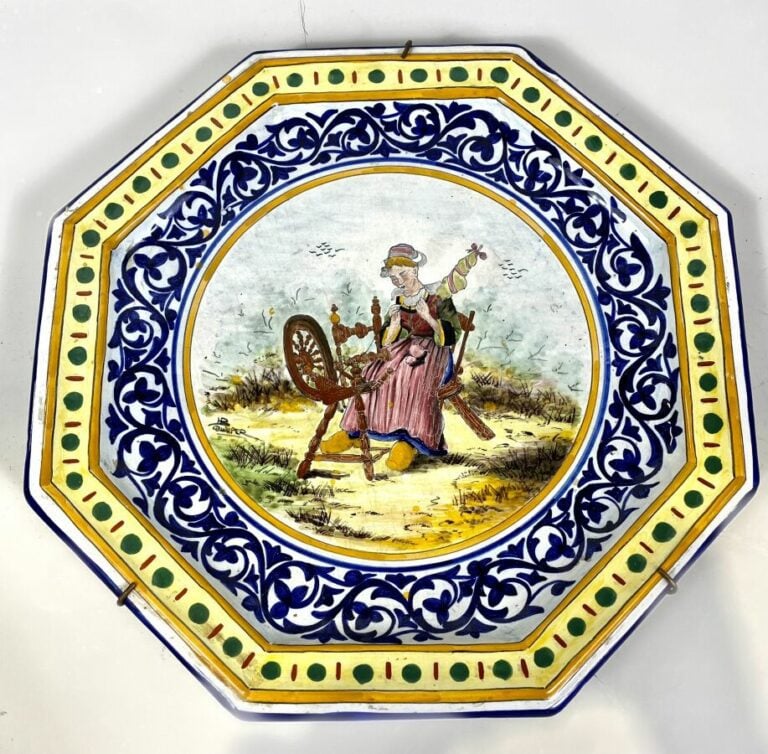 HB QUIMPER. La fileuse. PLAT octogonal en céramique émaillée polychrome à décor…