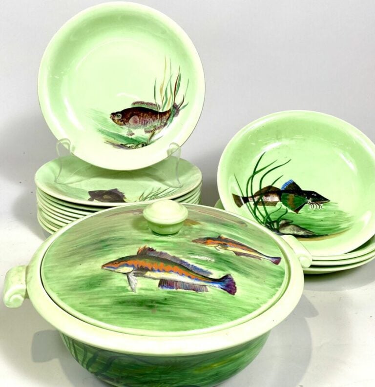 LES GIRELLES. Partie de service de table comprenant 11 assiettes à décor de poi…