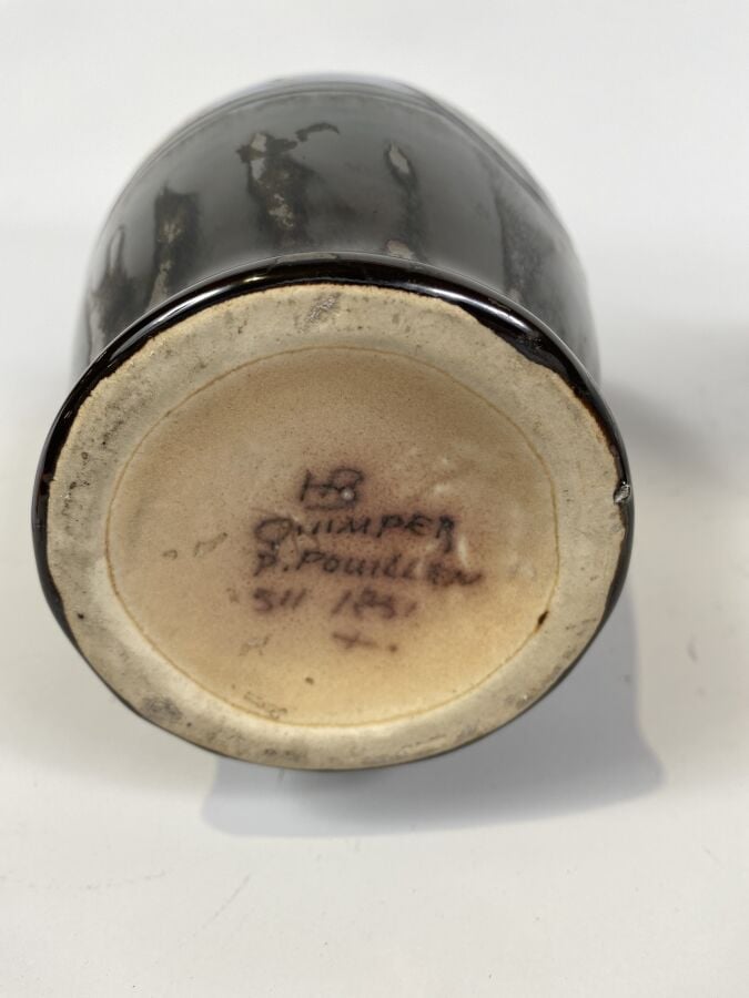 VASE ovoïde à col bulbeux en céramique émaillée à fond noir d'un décor en réser…