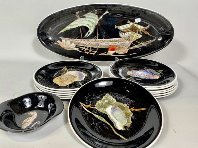 Guy TREVOUX (1920-2011). QUIMPER. - Partie de SERVICE DE TABLE en faïence compr…