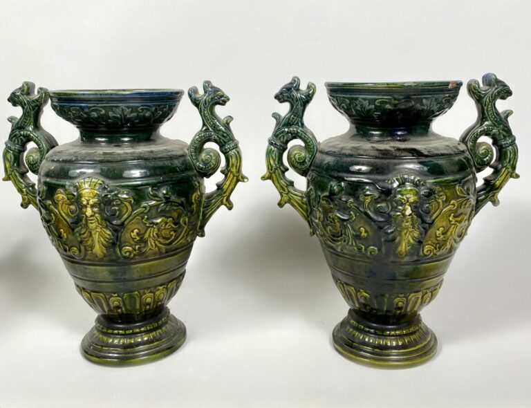 Paire de VASES urnes en céramique émaillée verte et bleue à décor en ronde boss…