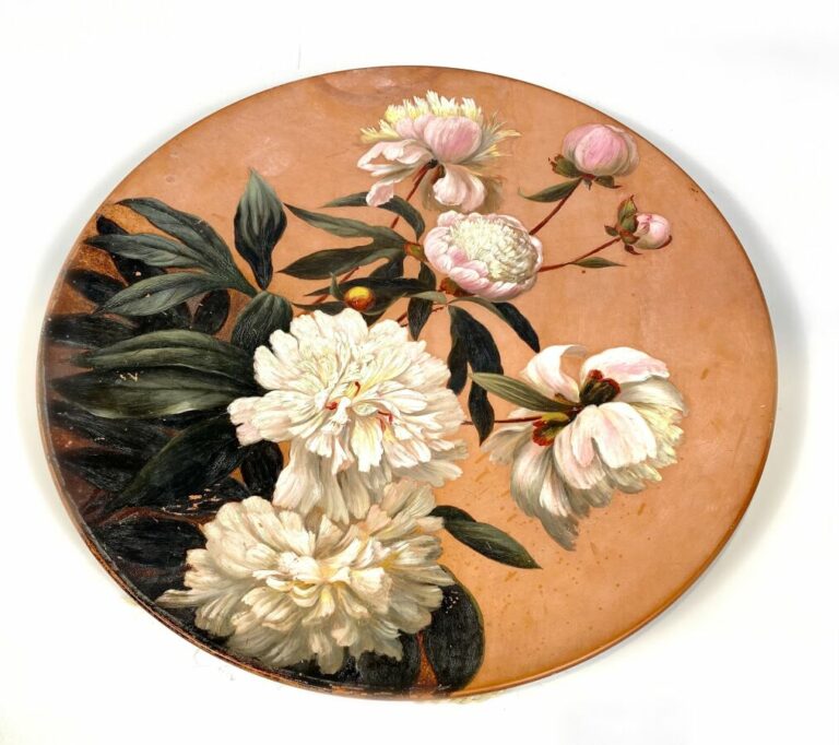 Grand PLAT en terre cuite peint à décor de pivoines. Diamètre : 47 cm