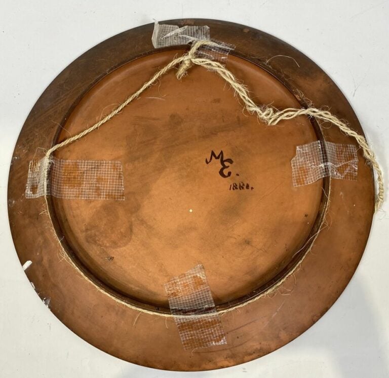 Grand PLAT en terre cuite peint à décor de pivoines. Diamètre : 47 cm