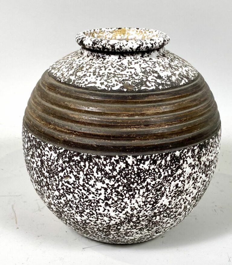 Louis DAGE ; Vase globulaire en céramique émaillée blanc grumeleux sur fond mar…