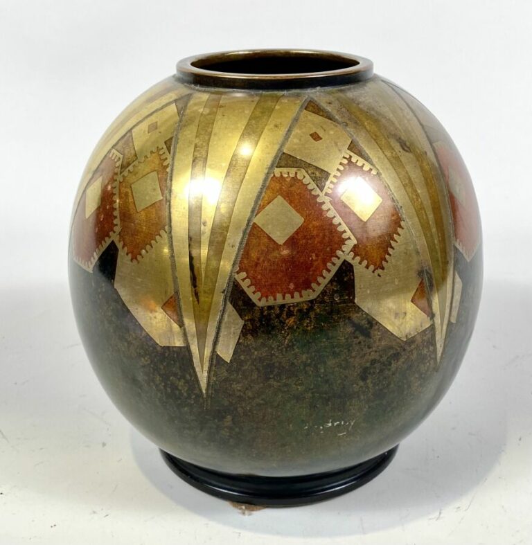 Vase globulaire en dianderie à décor géométrique or et bistre sur fond moucheté…