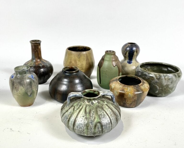 Lot de 9 petits VASES en céramique. Dimensions diverses. Hauteur : 13.5 cm