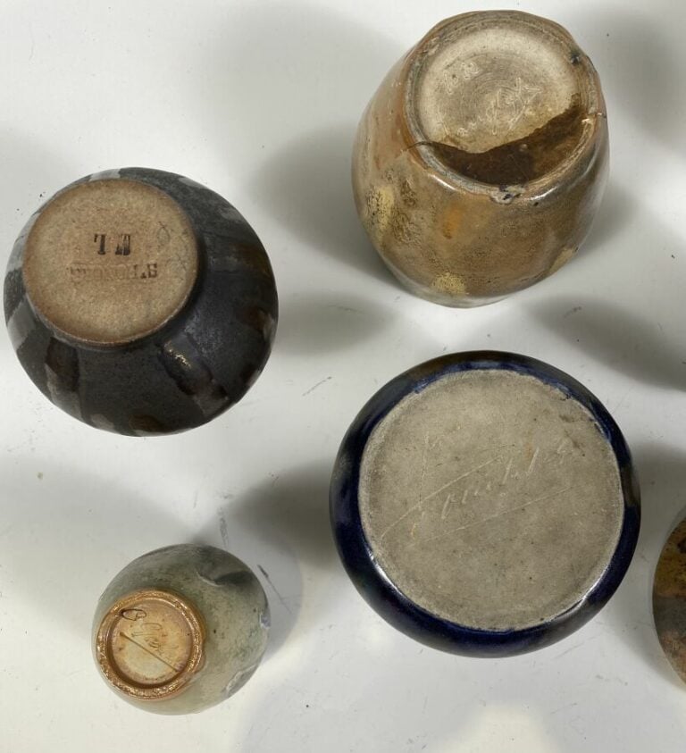 Lot de 9 petits VASES en céramique. Dimensions diverses. Hauteur : 13.5 cm