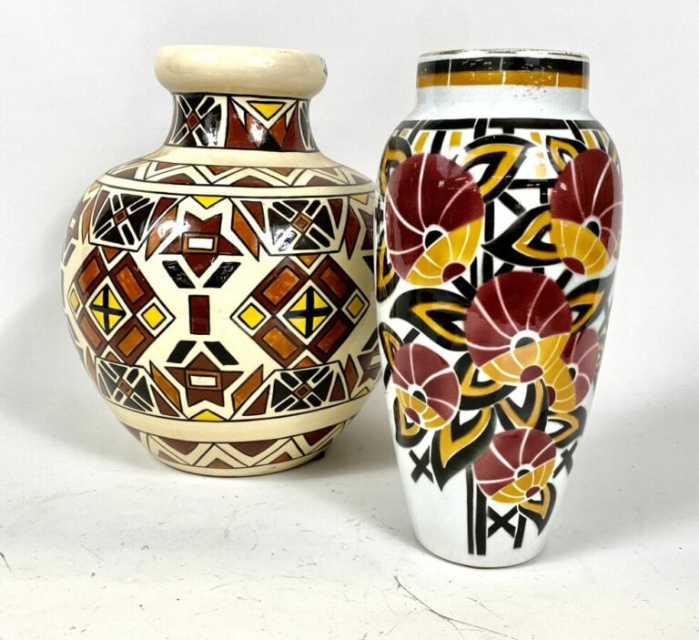 Simone NICOLAS. - Grand VASE en céramique à motifs géométriques sur fond beige.…
