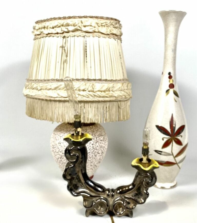 Lot comprenant : - - SEVRES. LAMPE en céramique émaillée grumeleux et émail rou…