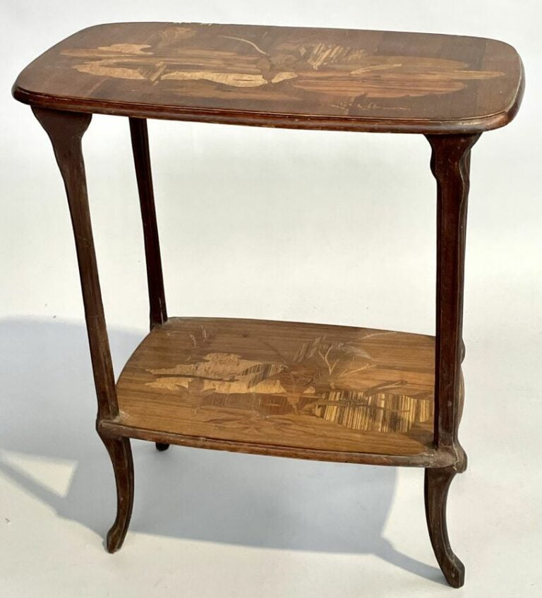 Emile GALLE - TABLE A THE en marqueterie à deux plateaux à décor floral. Porte…