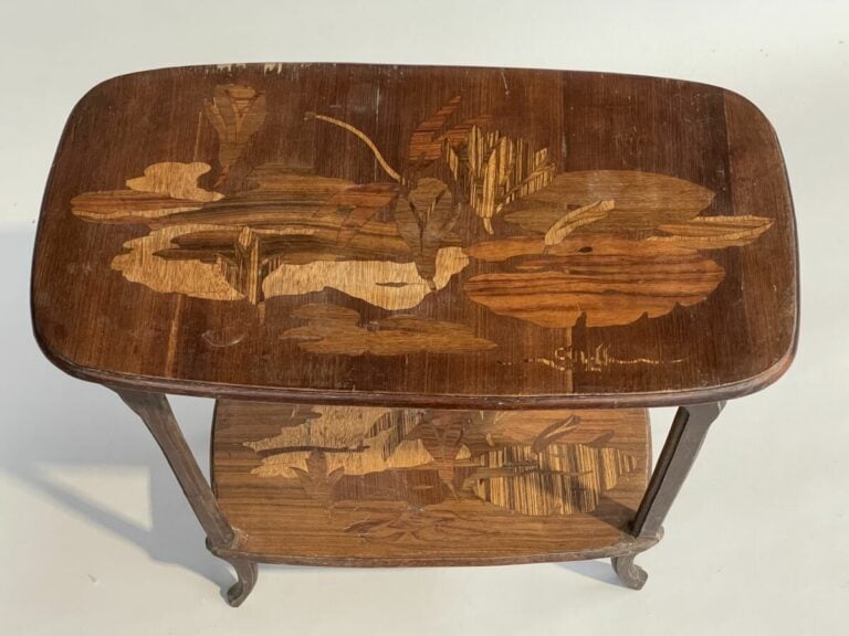 Emile GALLE - TABLE A THE en marqueterie à deux plateaux à décor floral. Porte…