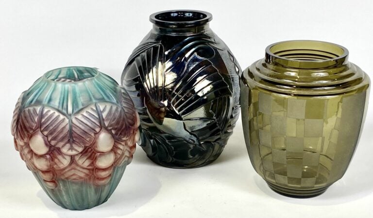 JEAN-NOEL BOUILLET. Vase en verre moulé pressé patiné bleu et rose à décor en r…