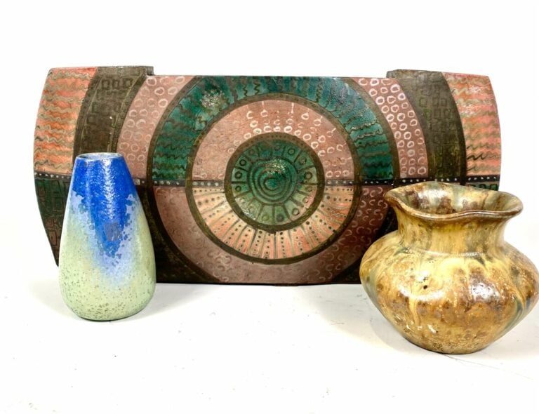Lot de céramiques comprenant : - - Grand VASE en grès à décor rayonnant.20 x 44…