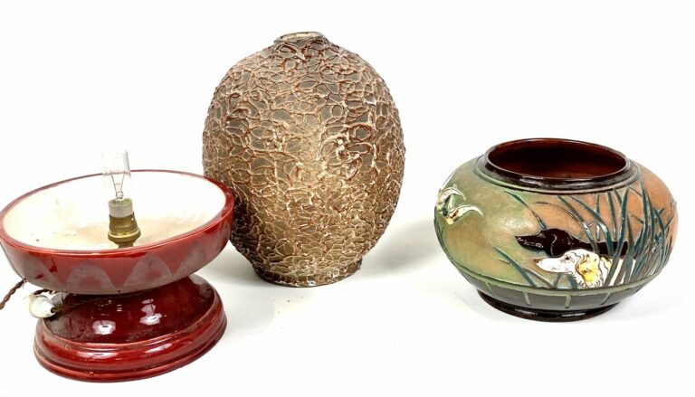 Lot comprenant : - - Un vase ovoïde en terre cuite émaillée à décor vermiculé r…