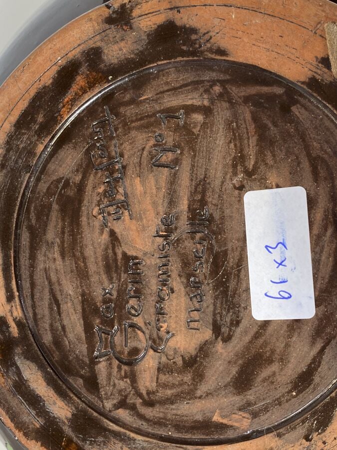 Lot comprenant : - - Un vase ovoïde en terre cuite émaillée à décor vermiculé r…