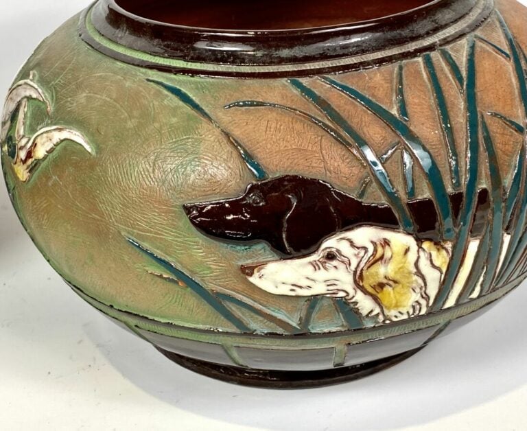 Lot comprenant : - - Un vase ovoïde en terre cuite émaillée à décor vermiculé r…