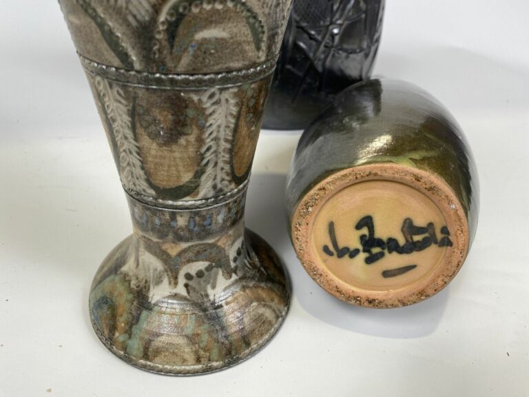 Travail XXème - Lot comprenant : - - Vase bouteille en céramique émaillée à cou…