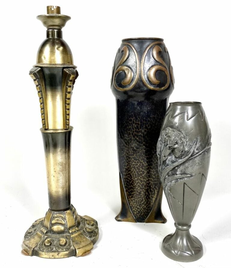 Lot composé de : - - PIED DE LAMPE en métal. Hauteur : 41 cm - - VASE en étain…