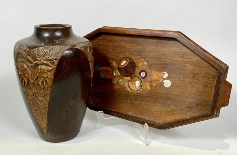 BENOIT. Grand VASE en bois sculpté de motifs floraux dans des réserves triangul…