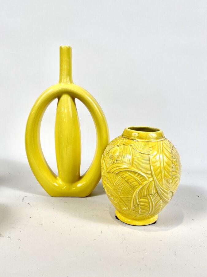 VASE MODERNISTE à corps découpé en céramique émaillée jaune. On joint un VASE o…