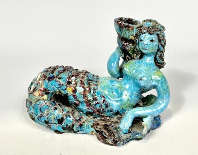 SIRENE en céramique émaillée polychrome. Signée SANDA 56 - Hauteur : 9 cm - Lon…