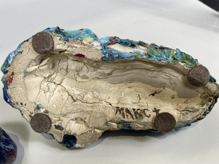 SIRENE en céramique émaillée polychrome. Signée SANDA 56 - Hauteur : 9 cm - Lon…