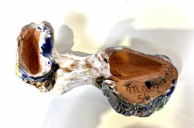 SIRENE en céramique émaillée polychrome. Signée SANDA 56 - Hauteur : 9 cm - Lon…