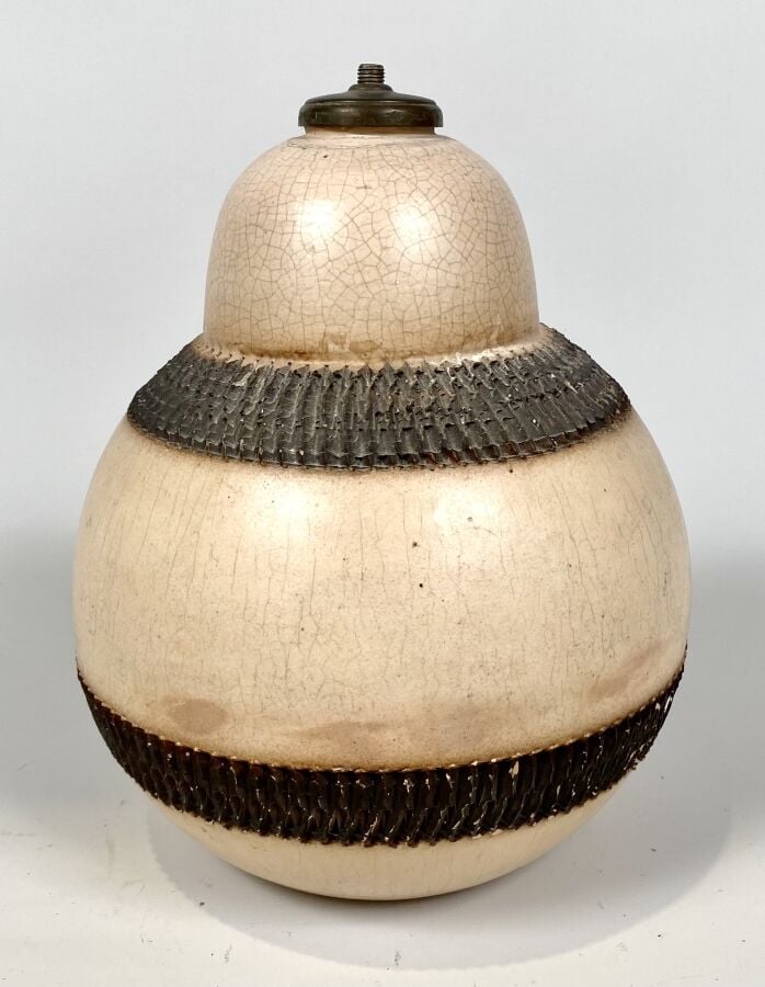 VASE de forme coloquinte en terre cuite émaillée craquelée beige rosé à deux ba…