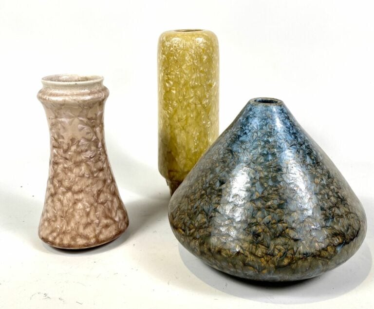 Ensemble de 3 VASES en céramique émaillée à motifs irisés roses, jaunes et bleu…