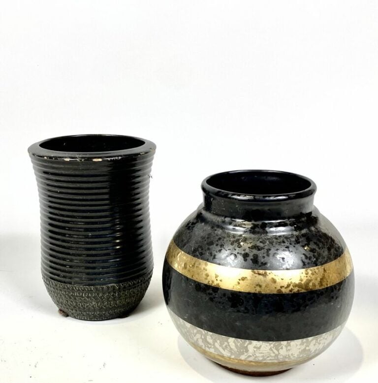 ACCOLAY. VASE en céramique émaillée noire à décor strié et base à décor incisé.…