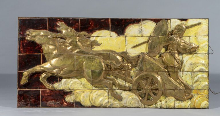 Grand bas-relief en céramique émaillée beige, blanche, rouge et or représentant…