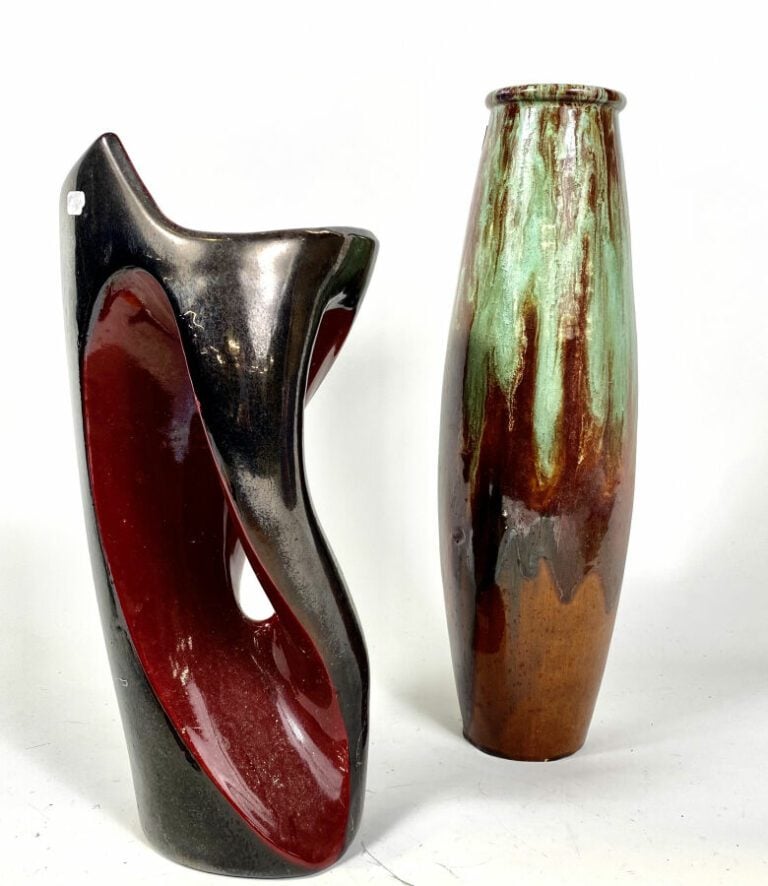 PRIMAVERA. Grand VASE de forme obusale en céramique émaillée à coulures vertes…