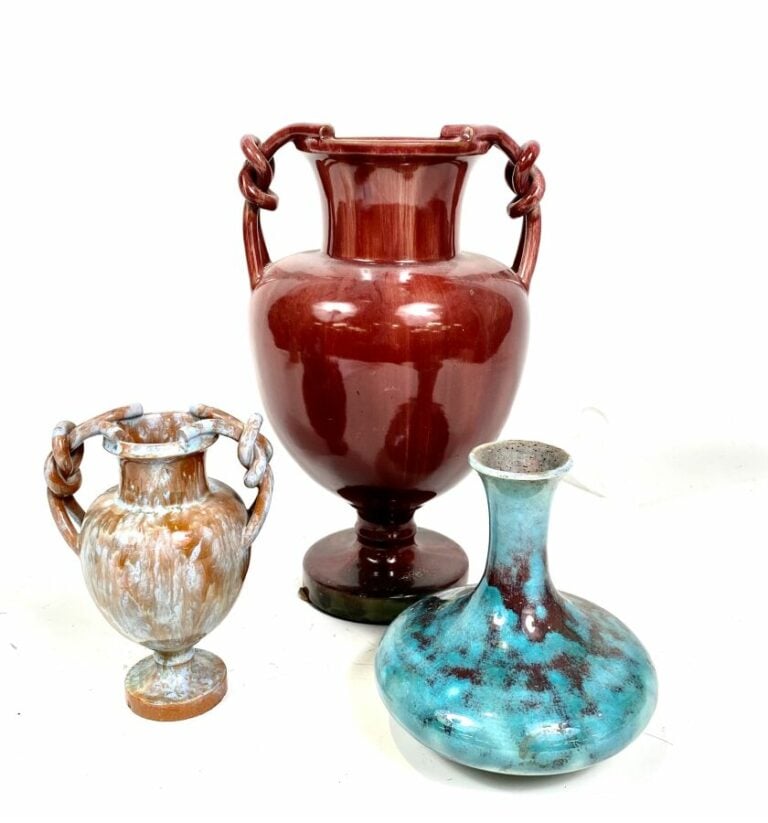Lot de 3 VASES : - - VASE Médicis sur piédouche en céramique rouge à anses noué…