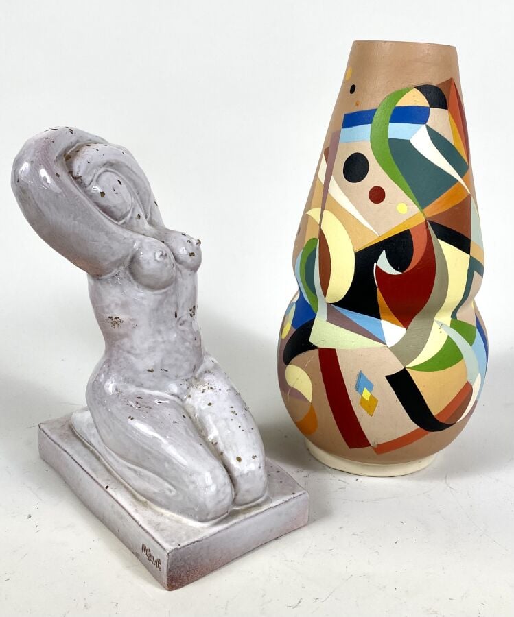 VASE ovoïde à léger renflement à décor peint moderniste polychrome. Travail esp…