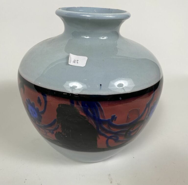 VASE GLOBULAIRE à petit col en céramique émaillée de couleur céladon à décor d'…