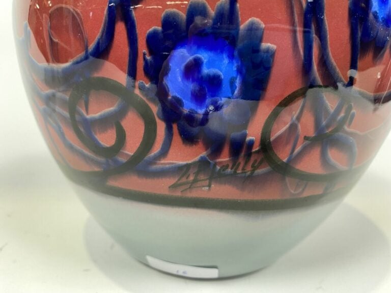 VASE GLOBULAIRE à petit col en céramique émaillée de couleur céladon à décor d'…