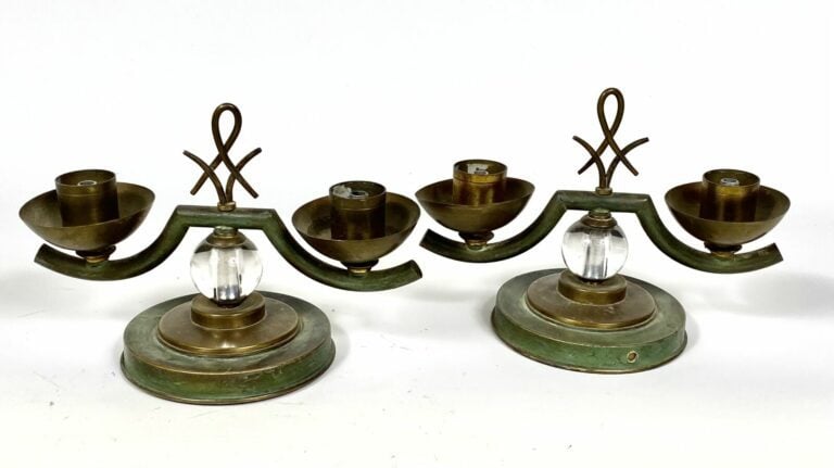 Travail français 1940/50. Paire de bouts de table à deux lumières en métal pati…