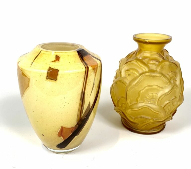 LA ROCHERE. VASE en verre doublé à motifs géométriques sur fond jaune. hauteur…