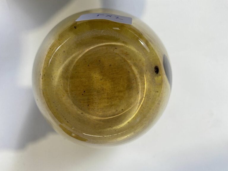 LA ROCHERE. VASE en verre doublé à motifs géométriques sur fond jaune. hauteur…