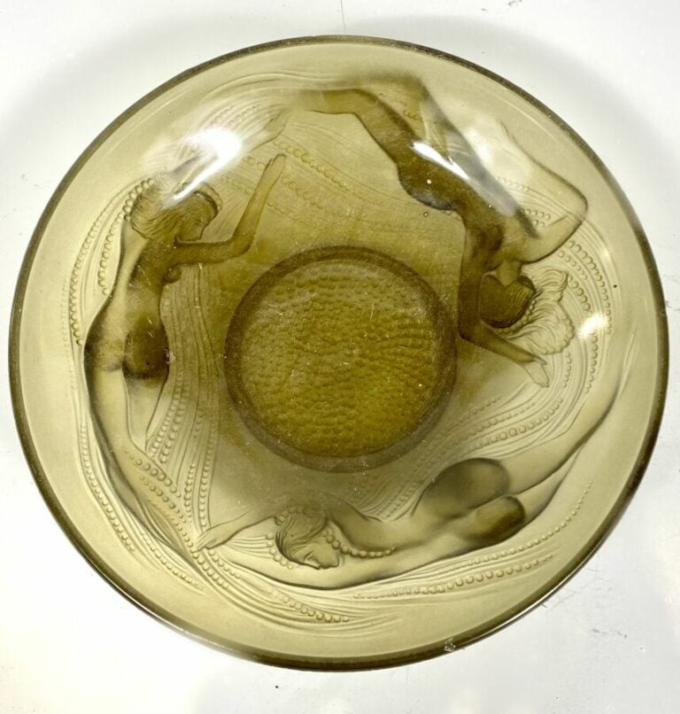 COUPE en verre moulé pressé teinté jaune fumé à décor de naïades. Diamètre : 25…