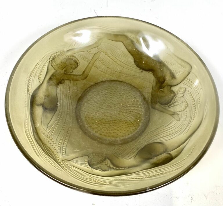 COUPE en verre moulé pressé teinté jaune fumé à décor de naïades. Diamètre : 25…