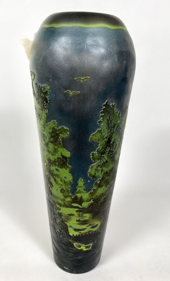 Grand VASE en verre double multicouche à décor de paysage au pont (important ac…