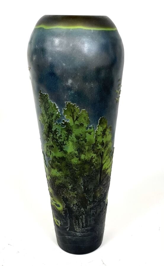 Grand VASE en verre double multicouche à décor de paysage au pont (important ac…