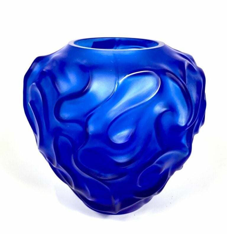 VASE GLOBULAIRE en verre moulé pressé bleu à décor de vaguelettes en relief. Ha…